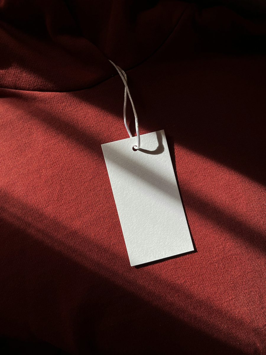 Etiqueta en blanco sobre una prenda roja